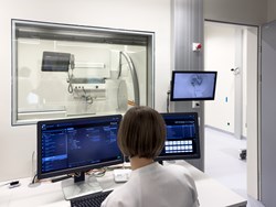 Blick auf den Monitor im Zuge einer Untersuchung mit einem neuen SPECT-CT-Gerät