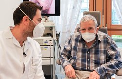 OA Dr. Johannes Hochstöger mit Patient