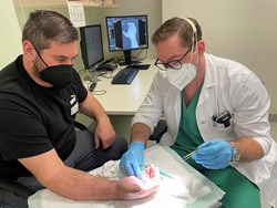 Dr. Pollak mit Patienten bei Nachuntersuchung