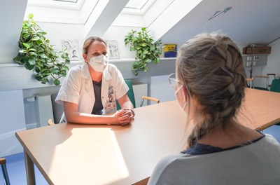 Dr.in Susanne Aumüller beim Gespräch mit einer Patientin