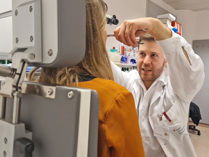 Maximilian Baumann (KPJ) in HNO Ambulanz bei Untersuchung