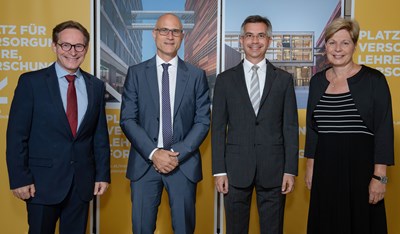 v. l. n. r.: Andreas Gruber (Dekan für Forschung Med. Fakultät JKU), Rupert Langer, Wolfram Hötzenecker und Elgin Drda (Vizerektorin für Medizin)