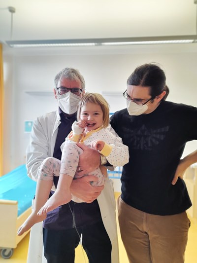 Mag. Dr. Raphael David Oberhuber mit einer Patientin und ihrem Vater