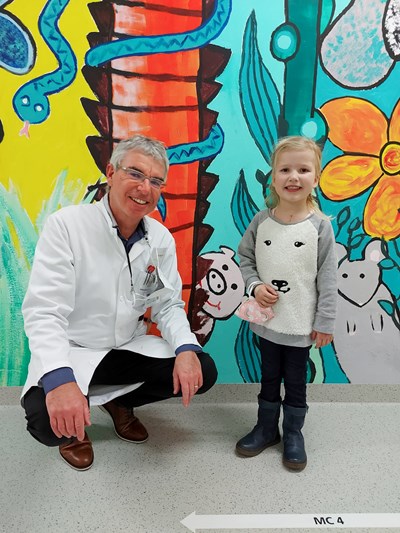 Mag. Dr. Raphael David Oberhuber mit einer Patientin