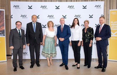 v. l. n. r.: Andreas Gruber (Dekan für Forschung), Rektor Meinhard Lukas, die Professor*innen Erika Zelko, Bernd Lamprecht und Maren Engelhardt, Vizerektorin Elgin Drda und Landeshauptmann Thomas Stelzer.