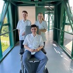 Laura, Moritz und Mathias während ihrer Ferialtätigkeit im Patiententransport