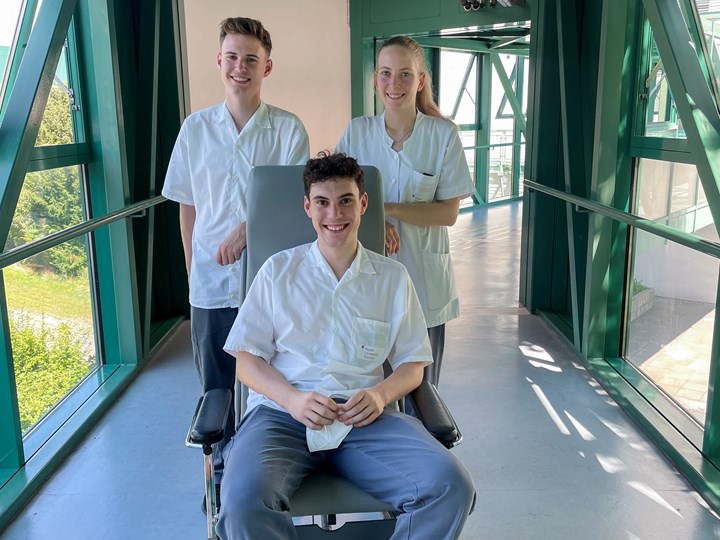 Laura, Moritz und Mathias während ihrer Ferialtätigkeit im Patiententransport