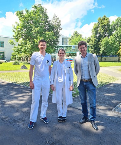 Ass.Dr. Gregor Gierlinger und Ass.Dr.in Julia Holzgruber gemeinsam mit dem Ärztlichen Direktor der KUK Priv.-Doz. Dr. Karl-Heinz Stadlbauer