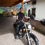Medizintechniker-Referent Johannes Gaderer am Motorrad 