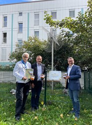 Franz Furman, Alfons Steinmetz, MSc, MBA und Mag. Günther Dorfinger, MBA präsentieren den KUK-Honig
