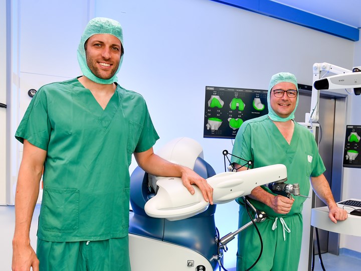 Univ.-Prof. Dr. Tobias Gotterbarm und OA Dr. Philipp Proier mit dem MAKO-Roboter