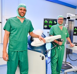 Univ.-Prof. Dr. Tobias Gotterbarm und OA Dr. Philipp Proier mit dem MAKO-Roboter