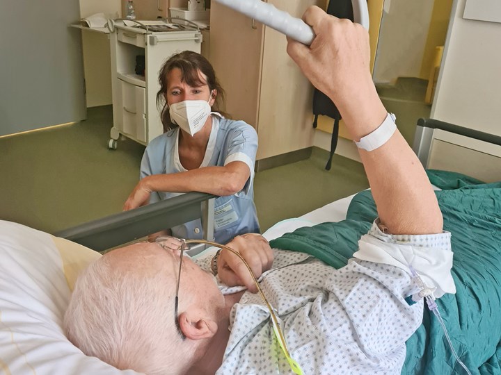 Elena Köck bei Patienten auf der Palliativstation
