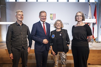 Medizinphysiker Priv.-Doz. Dr. Raimund Kleiser, Landeshauptmann Mag. Thomas Stelzer, Luft- und Raumfahrttechnikerin Dipl.-Ing. Claudia Kessler und Kunstprofessorin Univ.-Prof. Dr.in Ilaria Hoppe (v. l. n. r.) 