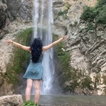 Michelle Nagy vor einem Wasserfall