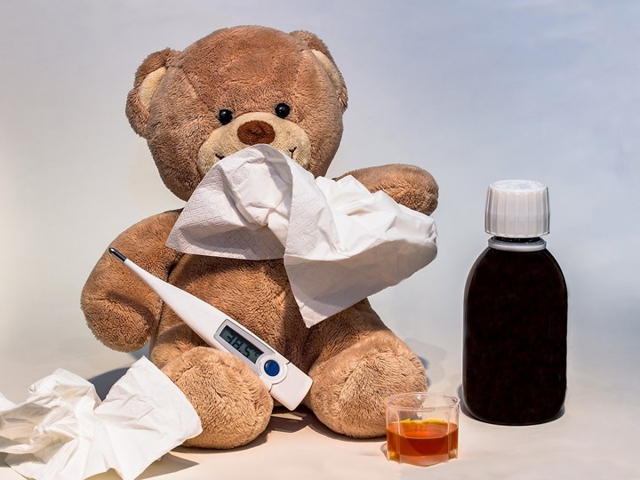 Teddybär mit Fiebermesser und Hustensaft