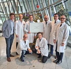 v.l.n.r.: 2. Reihe: Ärztlicher Direktor Priv.-Doz. Dr. Karl-Heinz Stadlbauer, Univ.-Prof. Dr. Andreas F. Zierer, Univ.-Prof. Dr. Matthias Bolz, Univ.-Prof. Dr. Jens Meier, Univ.-Prof. Dr. Tobias Gotterbarm, Univ.-Prof. Dr. Clemens Schmitt; 1. Reihe: Univ.-Prof. Dr. Rupert Langer und Univ.-Prof. Dr. Wolfgang Högler