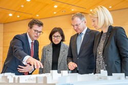 v.l.n.r.: Geschäftsführer Mag. Dr. Franz Harnoncourt, Architektin Petra Wörner, Landeshauptmann Mag. Thomas Stelzer und Gesundheitslandesrätin Mag.a Christine Haberlander