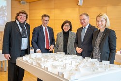 v.l.n.r.: Architekt Dipl.-Ing. Olaf Drehsen, Geschäftsführer Mag. Dr. Franz Harnoncourt, Architektin Petra Wörner, Landeshauptmann Mag. Thomas Stelzer und Gesundheitslandesrätin Mag.a Christine Haberlander