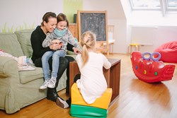 Spielende Kinder im Kinderhaus