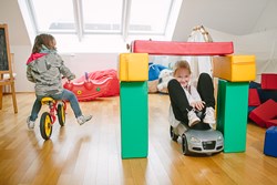 Spielende Kinder im Kinderhaus