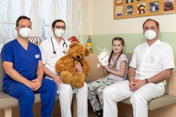 Ass. Dr. David Kielmayer, BSc, Ass. Dr. Julian Hochpöchler, Herzkind Marie und OA Dr. Jürgen Steiner (Leitender Oberarzt an der Klinik für Kinderkardiologie)