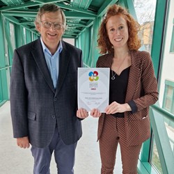 Mag. Gustav Otruba (Ausbildungsleiter Lehrlinge) und Mag.a Ines Trummer (Leitung Personalentwicklung) mit dem „INEO-Zerifikat“