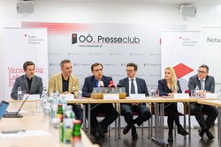 Branko Novakovic, BA, Zentralbetriebsratsvorsitzender des Kepler Universitätsklinikums am Mikrofon bei Pressekonferenz
