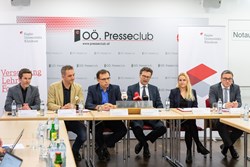 Pressekonferenz, Mag. Dr. Franz Harnoncourt, Geschäftsführer der Kepler Universitätsklinikum GmbH am Mikro