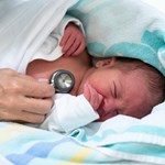 Frühgeborenes wird mit dem Stethoskop abgehört