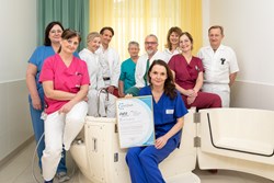 Team des Perinatalzentrums am Kepler Uniklinikum mit dem Zertifikat "periZert"®