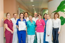 Team des Perinatalzentrums am Kepler Uniklinikum mit dem Zertifikat "periZert"®