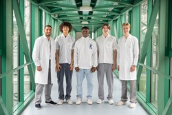 Gruppe von Zivildienern im Löwengang des Kepler Uniklinikums