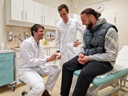 v.l.n.r.: OA Dr. Philipp Proier, DDr. Philipp Winkler und Patient Dominik Hoflehner
