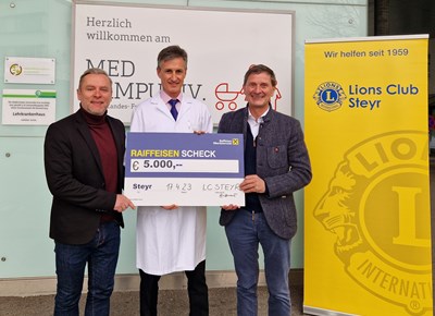 Karl Heinz Dutzler (li.) und Ferdinand Zittmayr (re.) vom Lions Club Steyr mit Univ.-Prof. Dr. Wolfgang Högler bei der Spendenübergabe