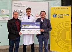 Karl Heinz Dutzler (li.) und Ferdinand Zittmayr (re.) vom Lions Club Steyr mit Univ.-Prof. Dr. Wolfgang Högler bei der Spendenübergabe