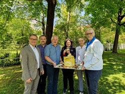 Kaufmännischer Direktor Mag. Günther Dorfinger, MBA, Einkaufsleiter Alfons Steinmetz, MSc, MBA, Gerhard Kreindl, stv. Kassier der OÖ. Kinder-Krebs-Hilfe, stv. kaufm. Direktorin Mag.a Gabriela Neumaier, MMBA, MAS, Konditorin Katja Janovits, Küchenleiter Franz Furman
