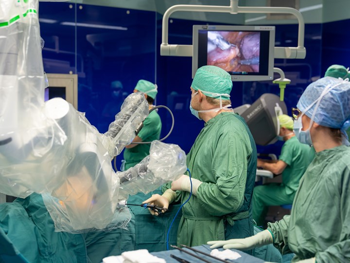 OP-Team bei einer Operation mit dem "Da Vinci"-Roboter