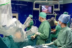 OP-Team bei einer Operation mit dem "Da Vinci"-Roboter