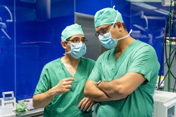 Dr. Andrea Bille, Guy's Hospital London (links) und Univ.-Prof. Dr. Ali Hoda, Gast aus Wien (rechts)