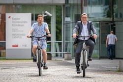 Michael Staudinger und Kaufmännischer Direktor Mag. Dorfinger auf den KUK-E-Bikes