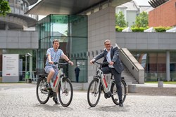 Michael Staudinger und Kaufmännischer Direktor Mag. Dorfinger auf den KUK-E-Bikes