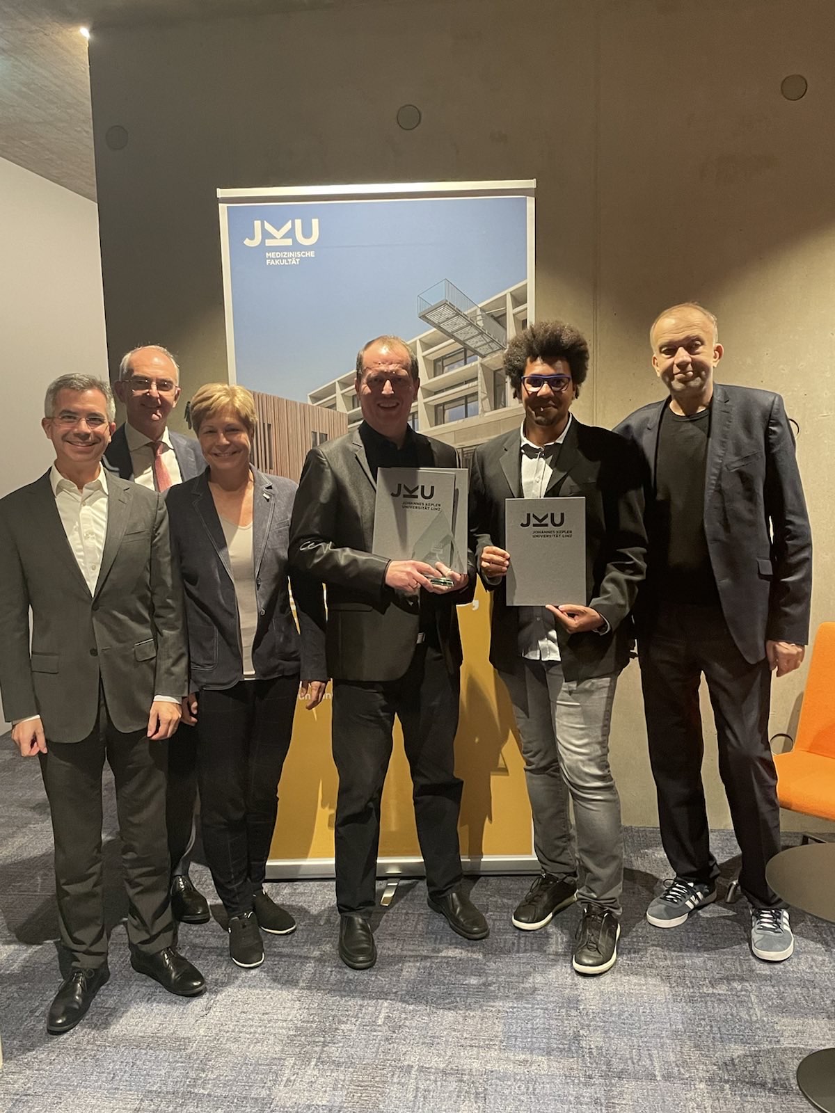 Awardträger sowie Vertreterinnen und Vertreter des Kepler Uniklinikums und der JKU bei den E&T Awards 2022