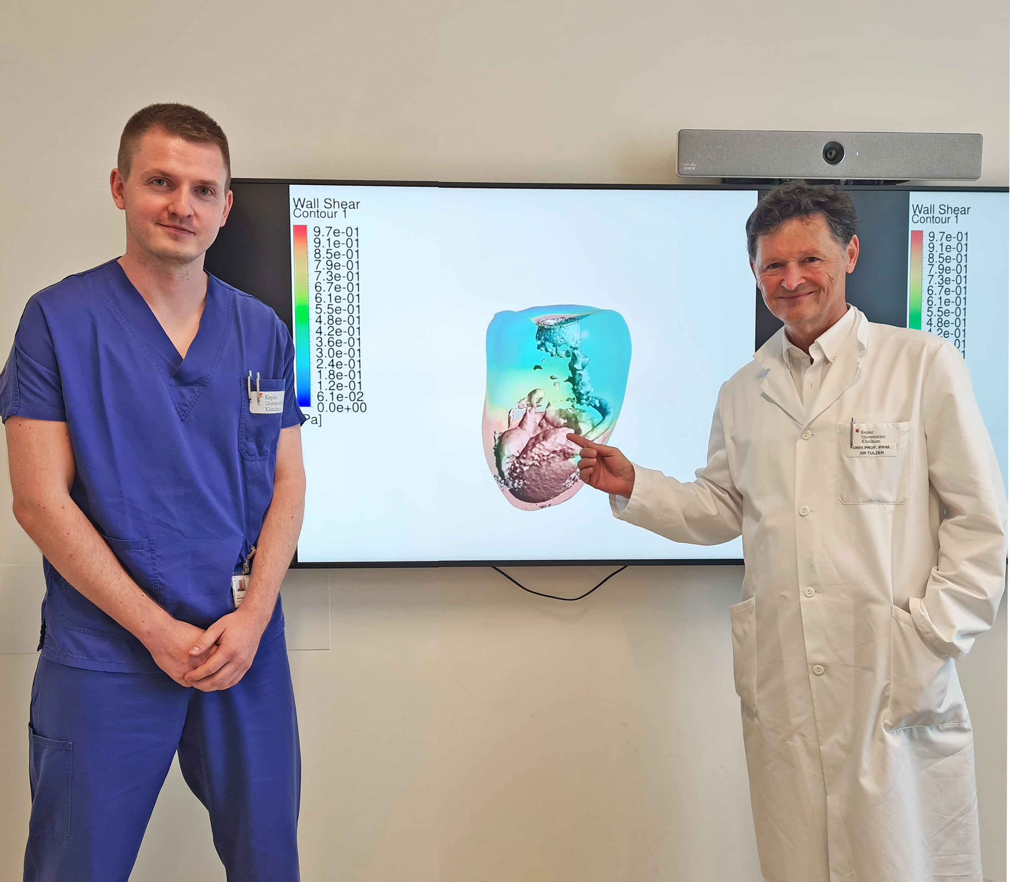 Prim. Univ.-Prof. Dr. Gerald Tulzer (rechts im Bild) zeigt digitale Herzkammer auf Bildschirm, OA Dr. Andreas Tulzer, PhD links im Bild