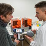 Jürgen Schwarzbauer und Ass. Dr. Maximilian Zaussinger mit kabellosem 3D-Scanner