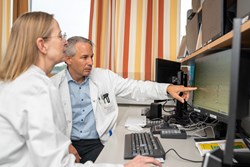 Univ.-Prof. Dr. Raimund Helbok mit OÄ Dr.in Gabriele Schwarz beim Auswerten des Video-EEGs