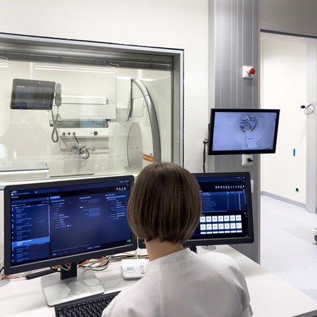 Blick auf den Monitor im Zuge einer Untersuchung mit einem neuen SPECT-CT-Gerät