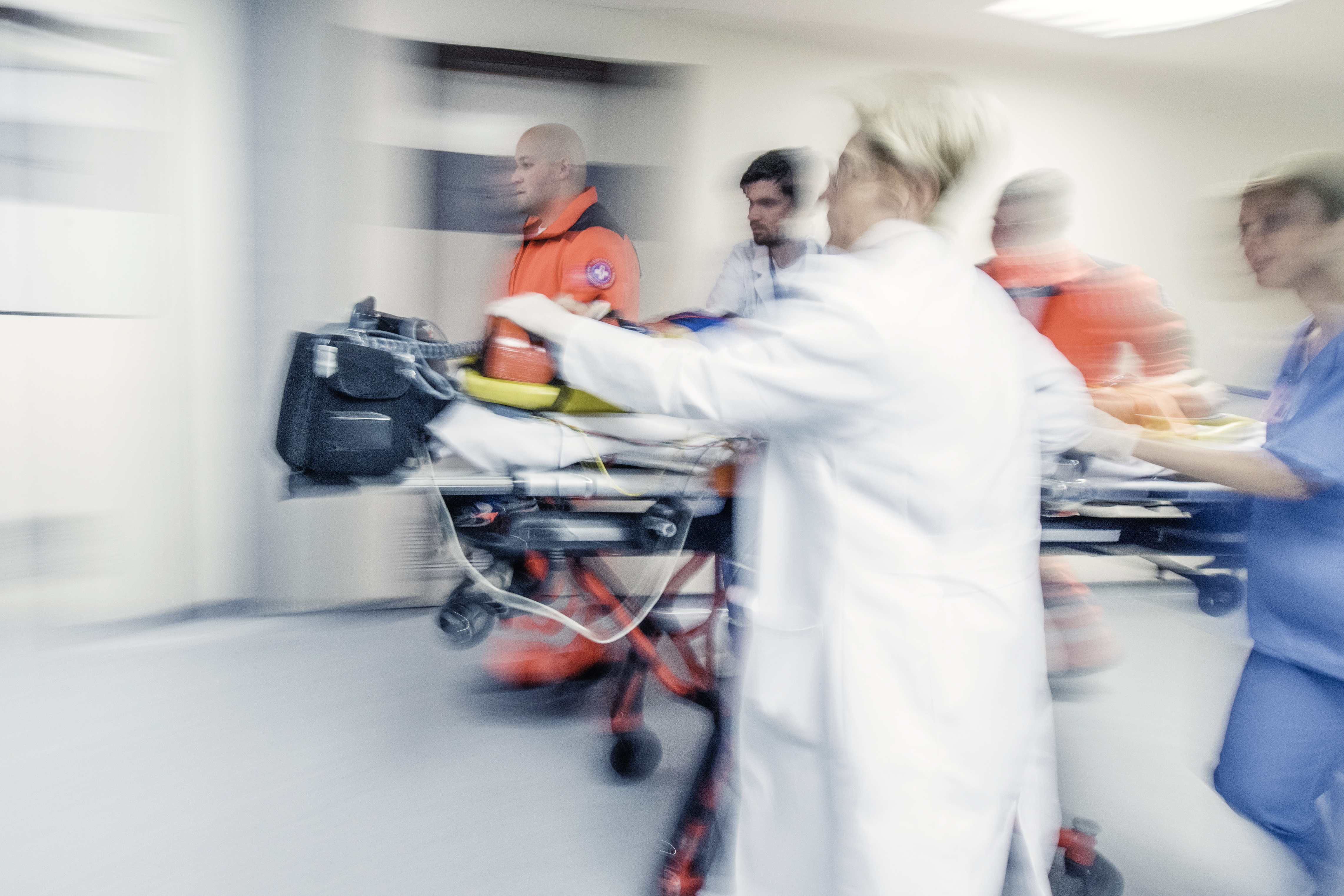 Notarztteam mit Patientenliege