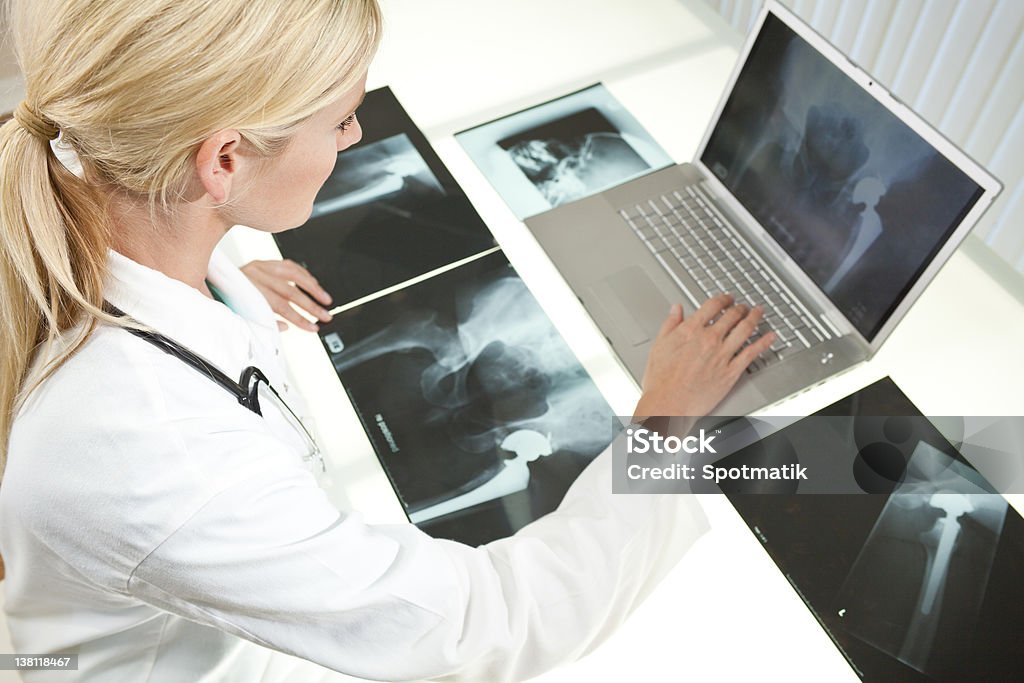 Ärztin mit Röntgenbildern und Laptop