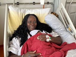 Stadträtin Abena Carty-Pinner mit Schaltjahrbaby